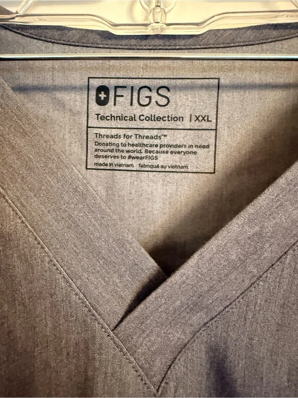 Figs Men’s V-Neck Top in Charcoal